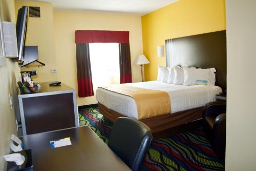 Days Inn & Suites by Wyndham Augusta Near Fort Eisenhower