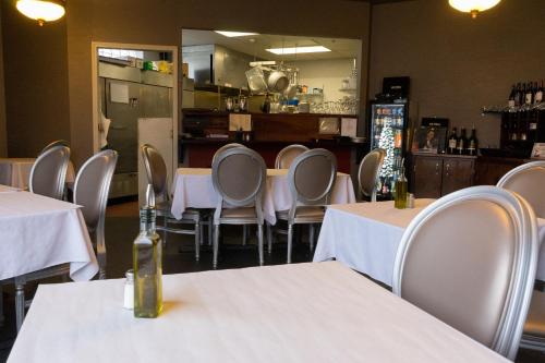 ห้องอาหาร, กาลิกา โฮเทล (Kalika Hotel) in ไนแองการาฟอลส์ (NY)