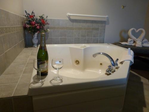 Karstais baseins, HEARTHSTONE INN & SUITES - BED AND BREAKFAST in Sedarvilla (OH)