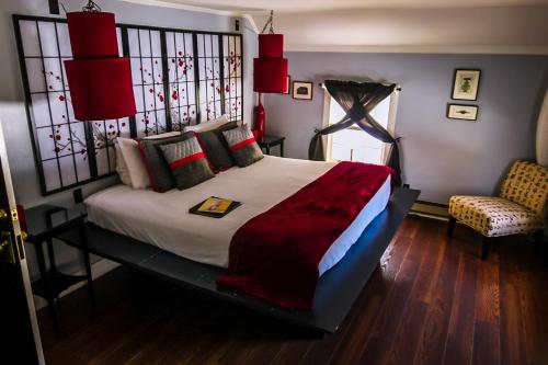 1 queen bed, 1 futon bed