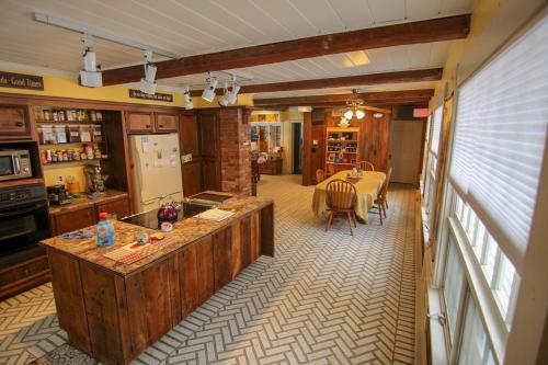 Admiral Peary Inn Bed & Breakfast - image 12
