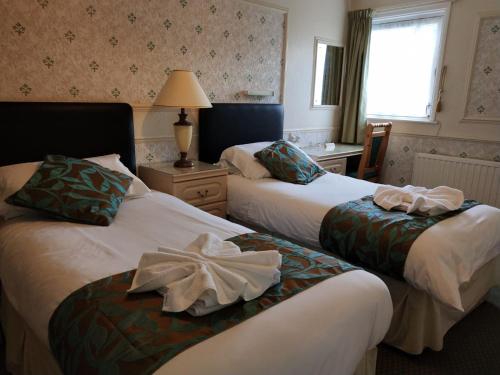 Twin Room image 4