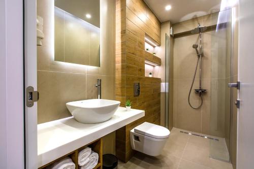 Deluxe Double Room image 6