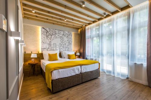 Double Room with Balcony image 4