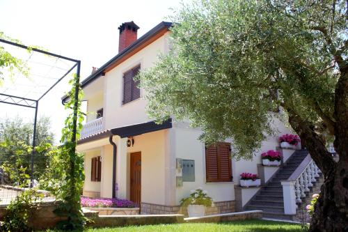 Room Kris with private entrance & private bathroom in Vilanija