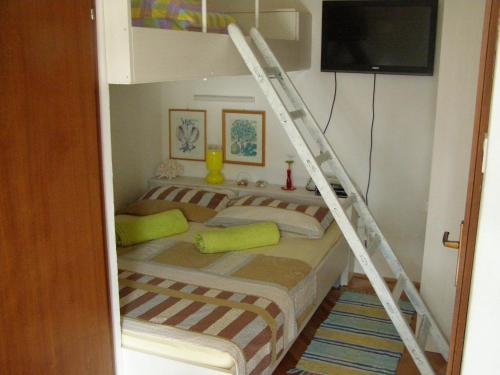 1 queen bed, 1 bunk bed