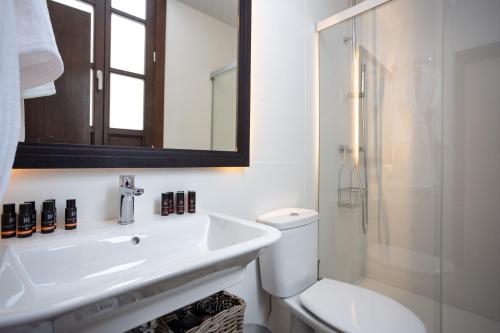 Superior One Bedroom Apartment image 10