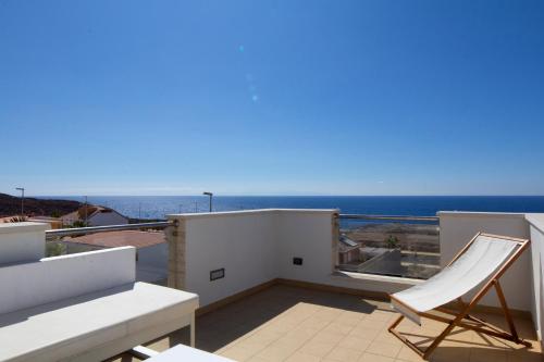 MODERNA CASA INDEPENDIENTE CON PISCINA, VISTA MAR Y TEIDE EN LA LISTADA in 38588 La Listada
