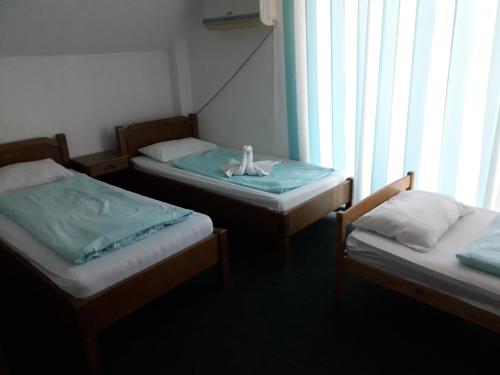 3 twin beds