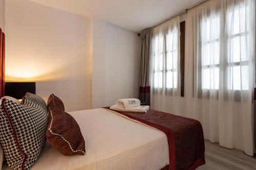 Superior One Bedroom Apartment image 9