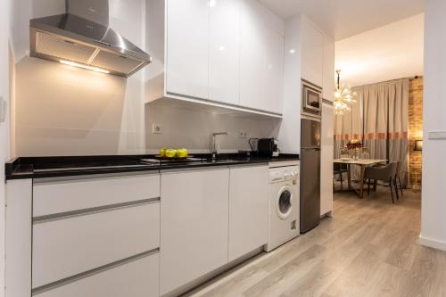 Superior One Bedroom Apartment image 3