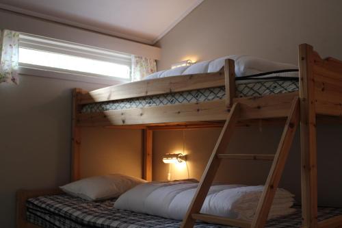 2 twin beds, 2 bunk beds, 1 sofa bed
