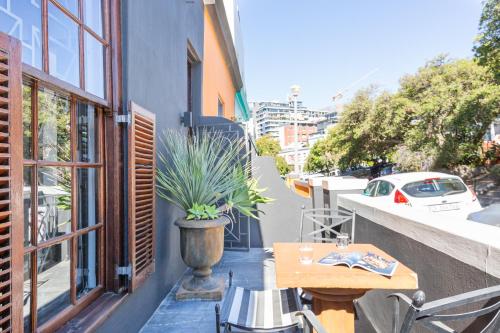 Central CAPE TOWN, Stylish home, with PRIVATE COURTYARD - Tap to explore photos