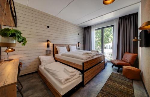 GuestHouse Hotel Kaatsheuvel-Waalwijk Ideally located in the Kaatsheuvel area, GuestHouse Hotel Kaatsheuvel promises a relaxing and wonderful visit. The property offers a wide range of amenities and perks to ensure you have a great time. 