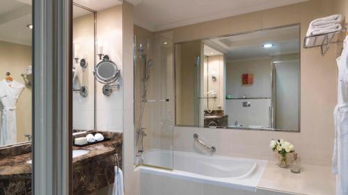 Park Regis Kris Kin Hotel - image 14