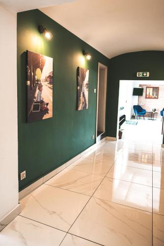Leon's Rooms 5