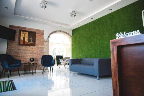 Leon's Rooms 1