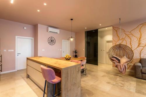 Luxury Apartment with Hot Tub - image 2