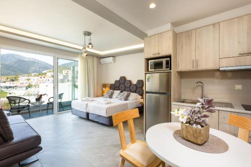  Triple Studio with Mountain View in Akrogiali Luxury Aparthotel, Pension in Balíon