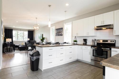 Executive Home - Long Stays Welcome - Garage Parking - Free WiFi & Netflix photo 3
