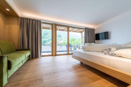 1 queen bed, 2 sofa beds
