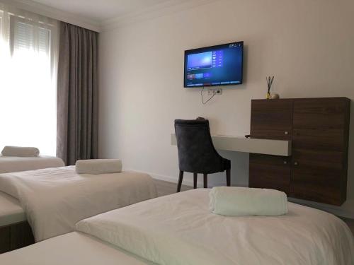 3 twin beds