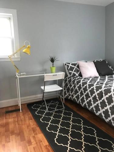 Clean Comfy Centrally Located Private Room