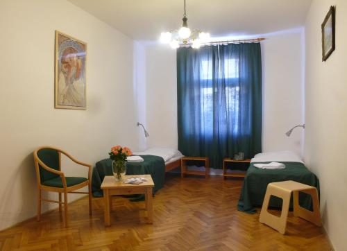 room detail thumbnail 1