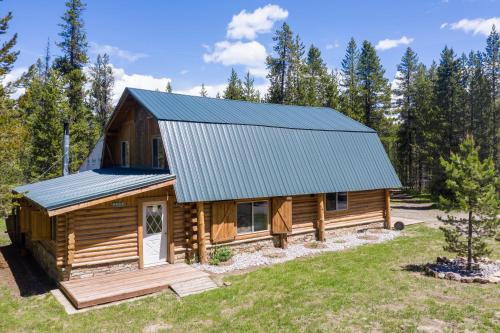 . Grey Wolf Retreat by KABINO Sleeps 20 Commercial Kitchen Fire Pit WiFi Bunk Beds