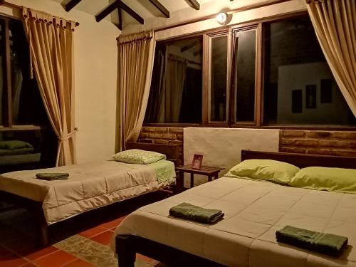 1 double bed, 1 twin bed