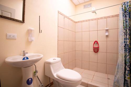 Baño, Flor de Katty Hostel Airport in Alajuela