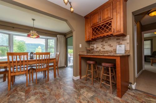 Shore Meadows Lodge LLC in Lake George, USA