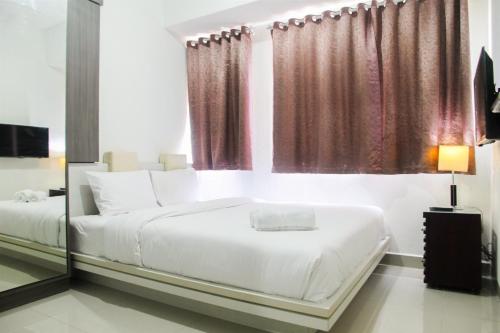 1BR with Working Space The Oasis Cikarang By Travelio, Чикаранг