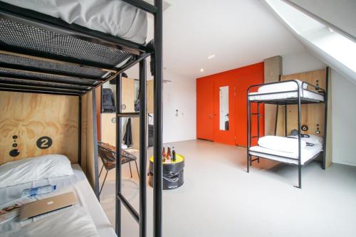 Via Amsterdam - Hostel Room Type - Private 6-Bed Room with Private Bathroom