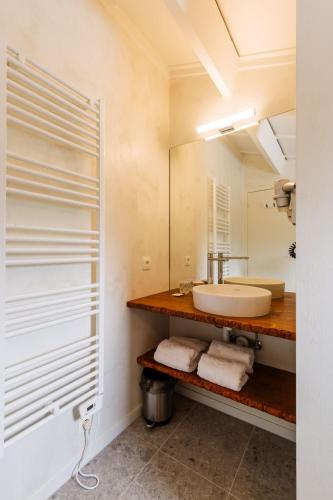 Studio with Kitchenette image 5
