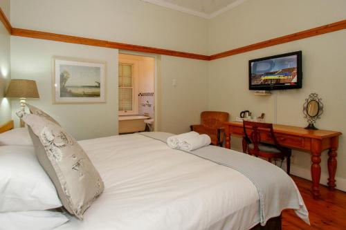 Twin Room image 9