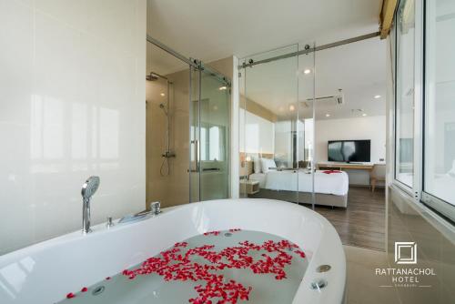 Hot tub, Rattanachol Hotel in Chonburi