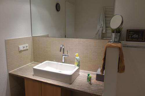 Großzügiges Zimmer mit Badezimmer in Rheinwohnung, Cologne (photo 8)
