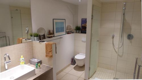 Großzügiges Zimmer mit Badezimmer in Rheinwohnung, Cologne (photo 9)