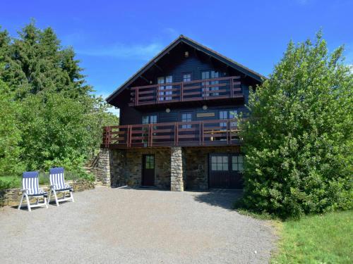 Quaint Chalet in Saint-Hubert with Hill View, Pension in Saint-Hubert bei Chênet