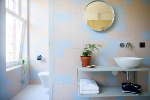 Bathroom, The Green Elephant Hostel & Spa in Maastricht