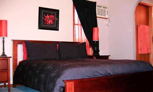 1 queen bed, 2 bunk beds