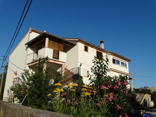  Apartman Petra, Vrh