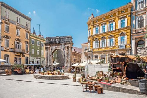 Two bedroom apartment, nice neighborhood, free parking, WiFi