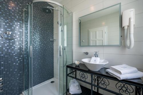 Standard Single Room with Street View image 3