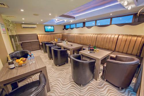 ผับ/เลาจน์, Victoria Hotel in ฟาร์นา