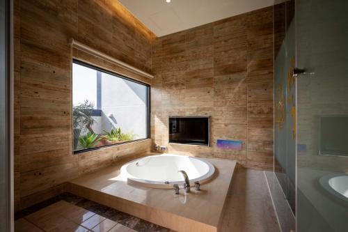 room detail thumbnail 2
