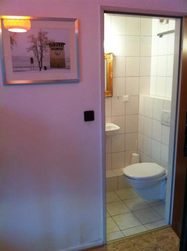 Twin Room with Bathroom image 3