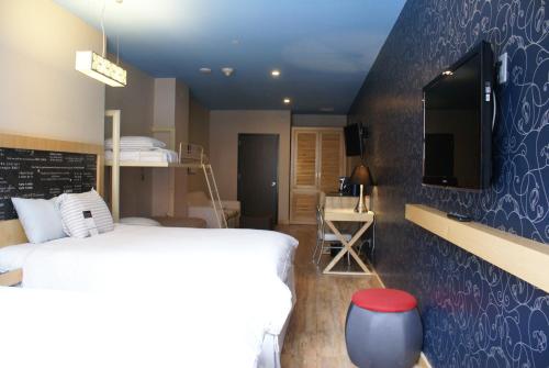 2 queen beds, 1 bunk bed, 1 sofa bed