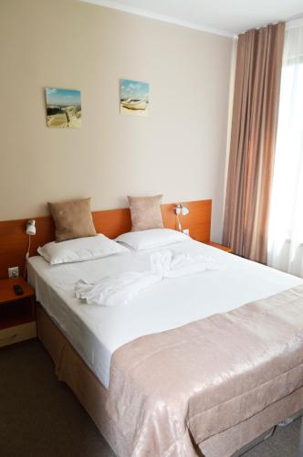 Paradise Hotel - image 6